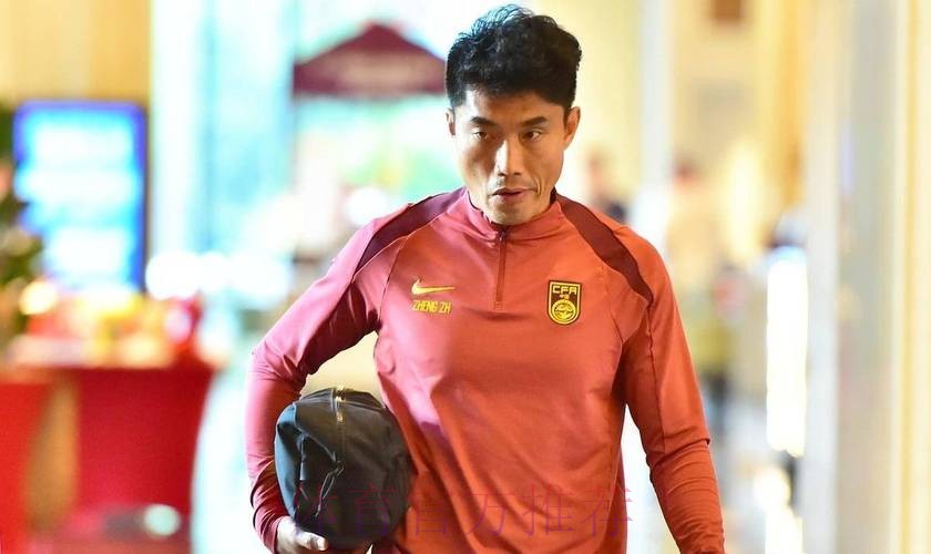 国足队员天津助力校园足球 郑智充当教练员